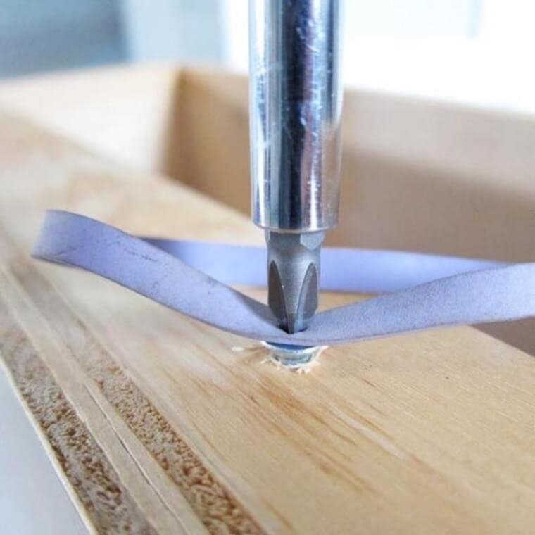Remove Stubborn Screws With A Rubber Band