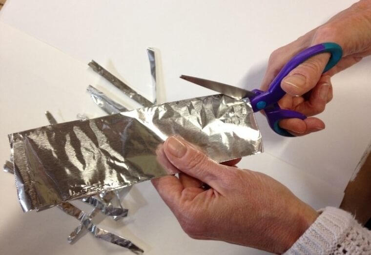 Use Aluminium Foil To Sharpen Scissors